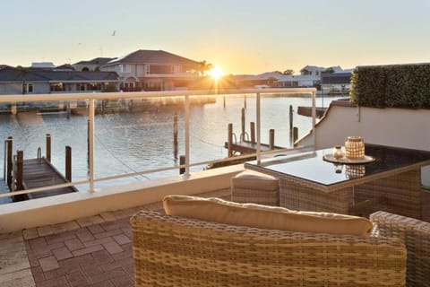 Dock Canal View-jetty For Your Own Boat! House in Mandurah