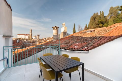 Patio, Day, Balcony/Terrace