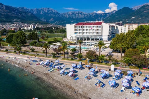 Property building, Nearby landmark, Natural landscape, Bird's eye view, Summer, Beach, Mountain view, Sea view, sunbed