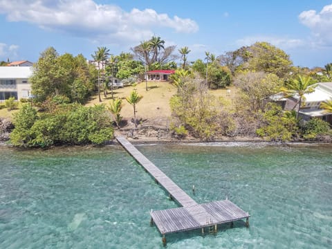Coconut Bay séjour paradisiaque famille ou amis, piscine, plage 100m, ponton privé, jardin Au coeur de la pointe du bout Villa in Les Trois-Îlets