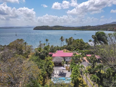 Coconut Bay séjour paradisiaque famille ou amis, piscine, plage 100m, ponton privé, jardin Au coeur de la pointe du bout Chalet in Les Trois-Îlets