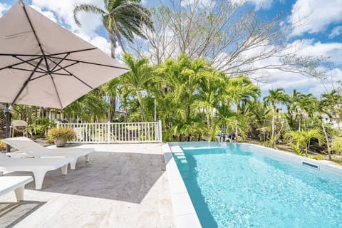 Coconut Bay séjour paradisiaque famille ou amis, piscine, plage 100m, ponton privé, jardin Au coeur de la pointe du bout Villa in Les Trois-Îlets