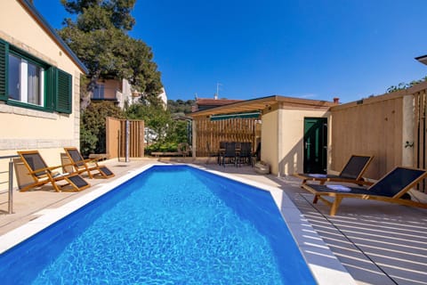 Property building, Balcony/Terrace, Swimming pool