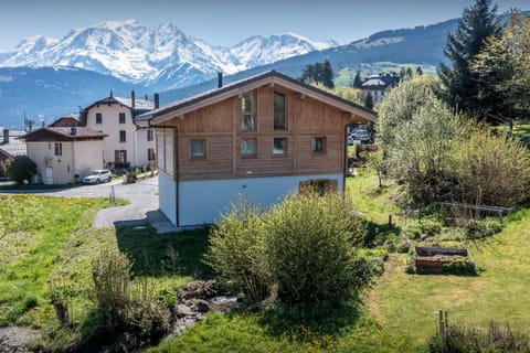 Property building, Day, Natural landscape, Garden, Garden view, Mountain view