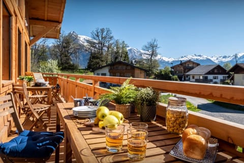 Natural landscape, View (from property/room), Balcony/Terrace, Dining area, Mountain view