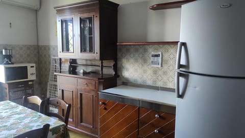 Kitchen or kitchenette, minibar