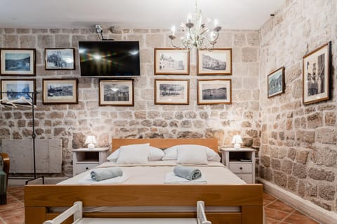 Bed, TV and multimedia, Bedroom