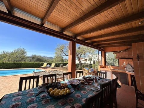 Balcony/Terrace, Food and drinks, Dining area, Pool view