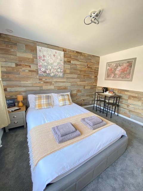 Gatwick Deluxe En-suite Rooms Bed and Breakfast in Horley