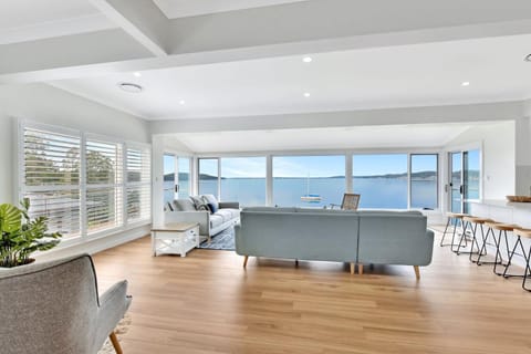 Lakeshore Retreat absolute Waterfront at Bolton Point House in Lake Macquarie