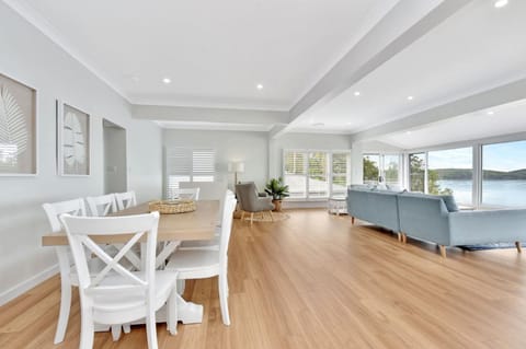 Lakeshore Retreat absolute Waterfront at Bolton Point Maison in Lake Macquarie