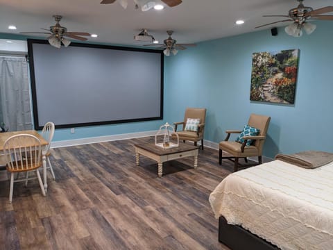Cozy studio with movie theater, beach 5 min away Bed and Breakfast in Morehead City