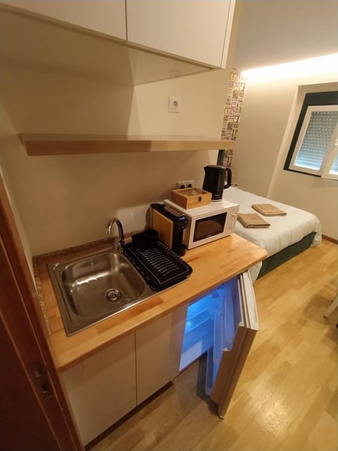 Kitchen or kitchenette, minibar