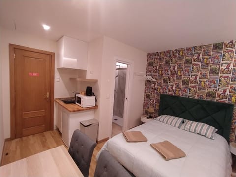 Bed, Kitchen or kitchenette, Photo of the whole room, Bedroom, minibar