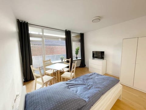 Bed, TV and multimedia, Photo of the whole room, Seating area, Dining area, Evening entertainment, Bedroom, hair dresser