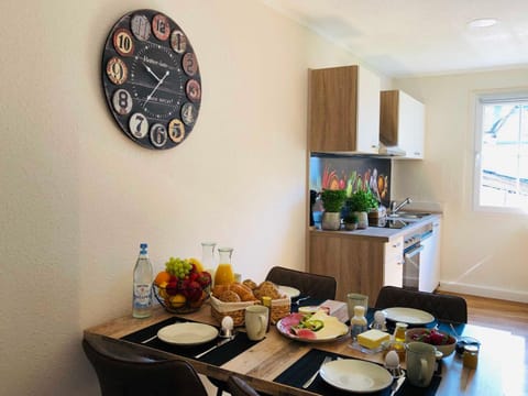 Kitchen or kitchenette, Food and drinks, Dining area