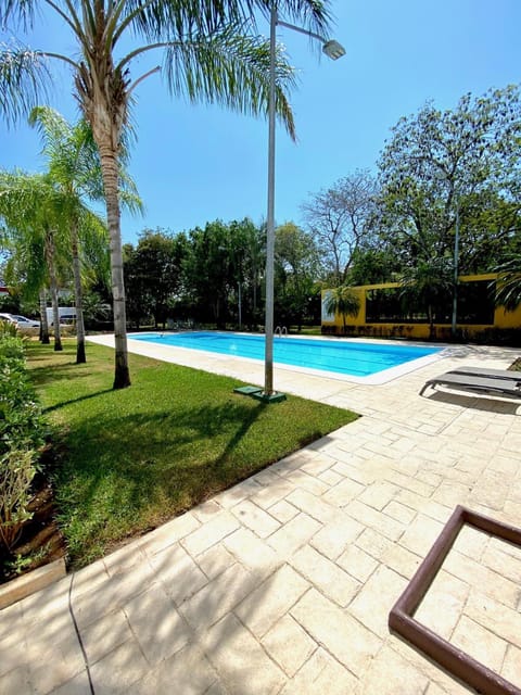 Preciosa Casa Ideal Familias en Privada - Pool House in Playa del Carmen