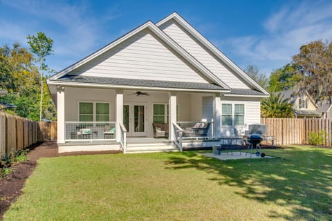 Chic St Simons Island Vacation Rental with Backyard House in Saint Simons Island