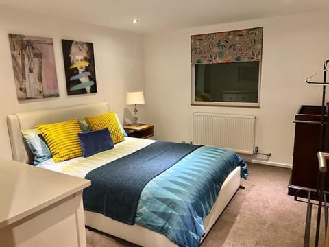 Gorgeous Cosy home 2 Miles from Heathrow Airport House in Staines-upon-Thames