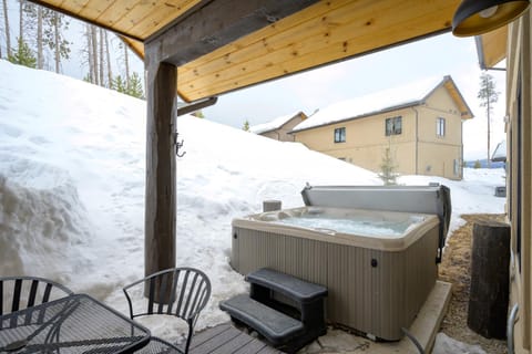 New Luxury Mountain Home 210 With Hot Tub and Great Views - 500 Dollars Of Free Activities and Equipment Rentals Daily Haus in Fraser