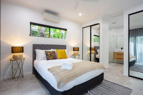Hamptons Spa Villa - Luxury 3 bedroom 2 bathroom home with outdoor Hot tub Casa in Edge Hill