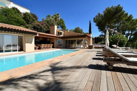 Villa Palm Springs Superb Sea View, Terrasse and Swimming Pool Villa in Hyères