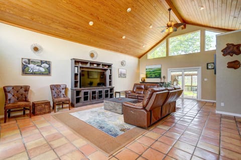 Private New Braunfels Home with Decks and River Access House in New Braunfels