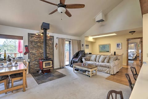 Homey Colfax Getaway with Private Hot Tub! Appartamento in Colfax
