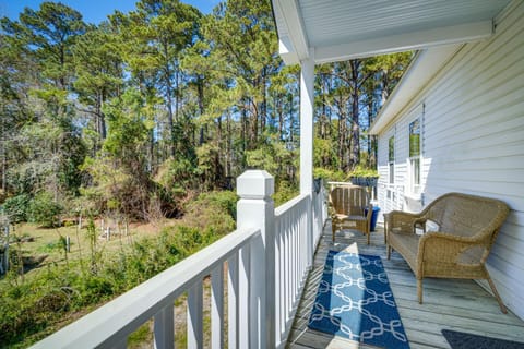 Beach Cottage with Fire Pit Less Than 6 Mi to Nags Head! Haus in Manteo