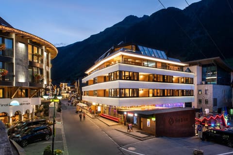 Property building, Neighbourhood, Mountain view, Street view