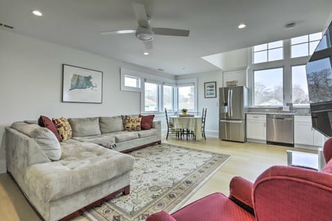 Coastal Waterford Getaway, Steps to the Water! Condo in Waterford