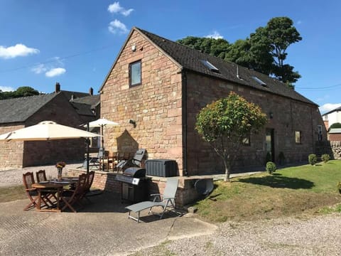 2 Bed Classy Peak District Cottage Barn Near Alton Towers, Polar Bears, Chatsworth House House in Staffordshire Moorlands District