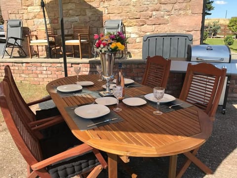 2 Bed Classy Peak District Cottage Barn Near Alton Towers, Polar Bears, Chatsworth House House in Staffordshire Moorlands District