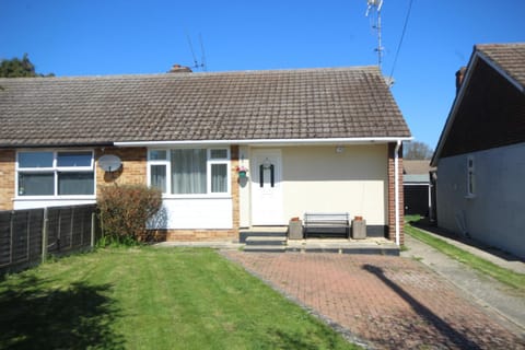 Cosy Two Bedroom Bungalow in Hutton Brentwood with Free Parking & Garden Maison in Brentwood