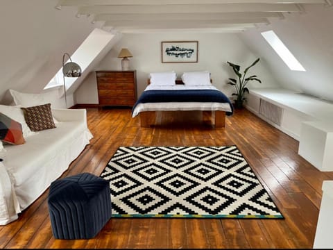 Bed, Seating area, Bedroom