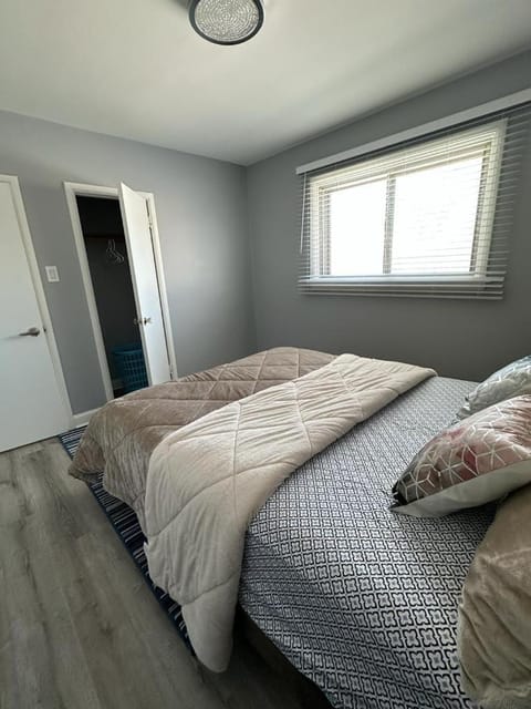 Spotless 4 Bedrooms 4 Beds Sleep 8 in Winnipeg House in Winnipeg