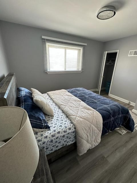 Spotless 4 Bedrooms 4 Beds Sleep 8 in Winnipeg House in Winnipeg