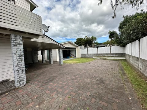 Hosts on the Coast - Lokey Lane House in Whangamatā