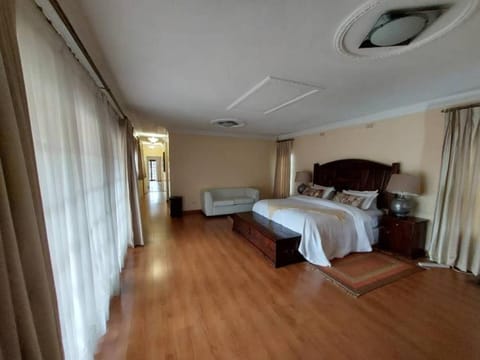Contemporary spacious guesthouse surrounded with green garden and pool in Mount Pleasant - 2063 Condominio in Harare