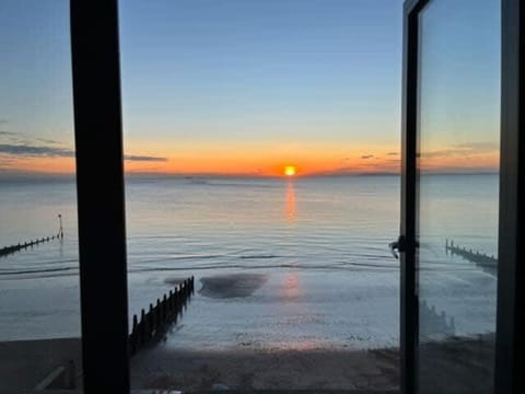 The Sea House - Ultimate Seafront Living & Sunsets House in Selsey