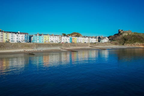 Glan y Mor, Sleeps 20, 8 Bedrooms, 8 Bathrooms, Seafront, Criccieth House in Criccieth