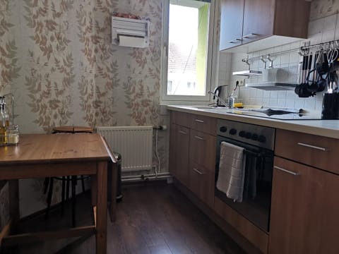 Kitchen or kitchenette, Dining area, hair dresser, pet friendly, stove