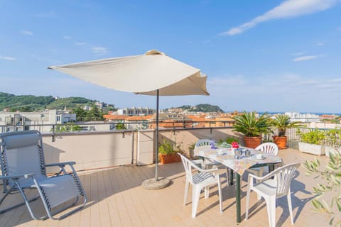 View (from property/room), Balcony/Terrace, Dining area, Sea view, sunbed