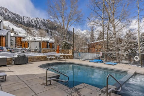 New Listing! 3 BR 3 BA Updated Condo - Pool & Hot-tub Apartment in Aspen