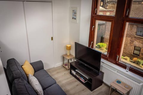 Modern bright studio apartment in south Glasgow Apartment in Glasgow