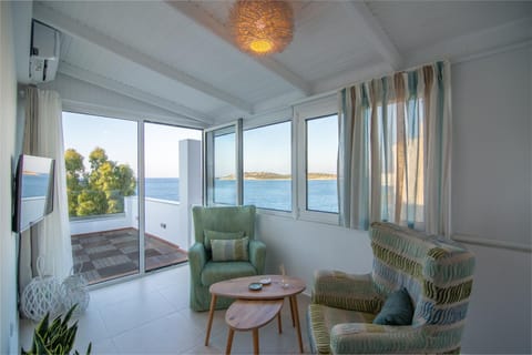 Aurelia Sea View Loft Suite Condo in Akti Koundourou