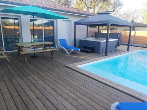 Magnifique Villa sur le Bassin d'Arcachon - JACUZZI+PISCINE - 8à10pers Villa in Biganos