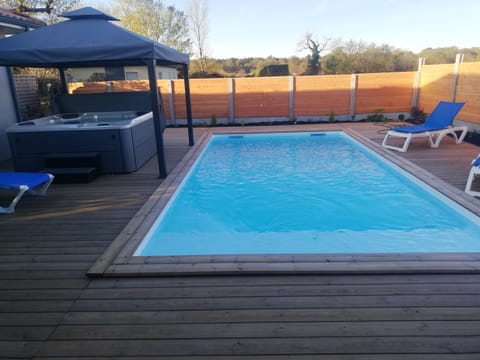 Magnifique Villa sur le Bassin d'Arcachon - JACUZZI+PISCINE - 8à10pers Villa in Biganos