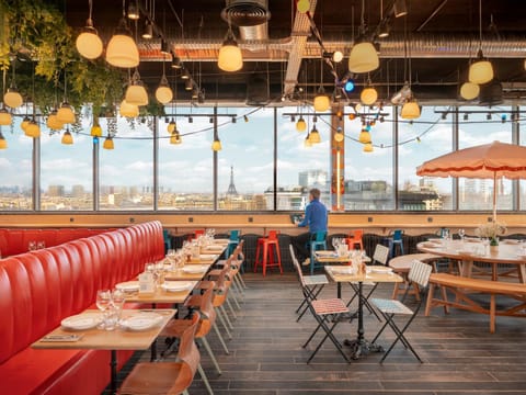 Restaurant/places to eat, Seating area, City view, City view