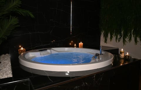 Hot Tub, Spa and wellness centre/facilities, Internal: Not applicable to any particular room